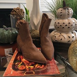 Chic cowboy boots *New*